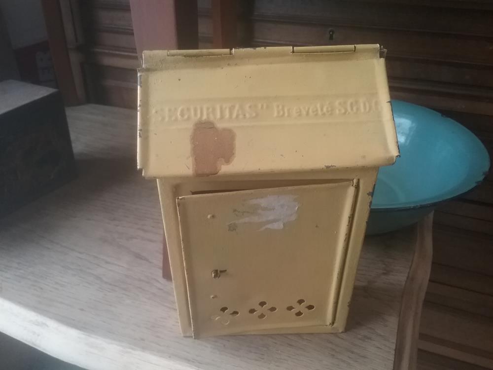 VIEILLE BOÎTE AUX LETTRES JAUNE
