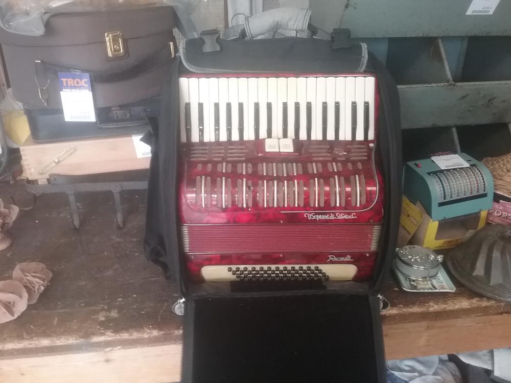 ACCORDÉON ROUGE ET VALISE