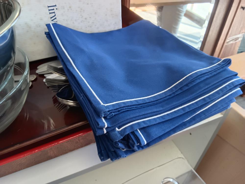 8 SERVIETTES BLEU