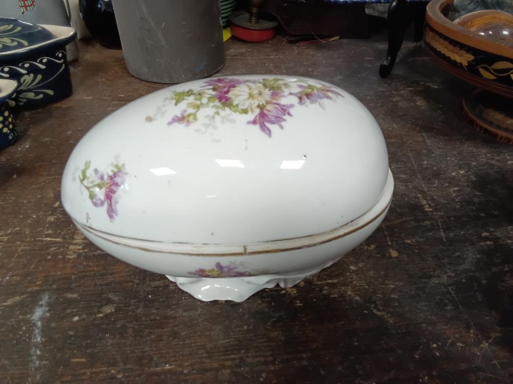BOÎTE ANCIENNE EN FORME D'ŒUF