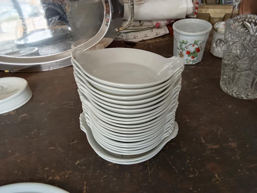 22 ASSIETTES A OREILLES