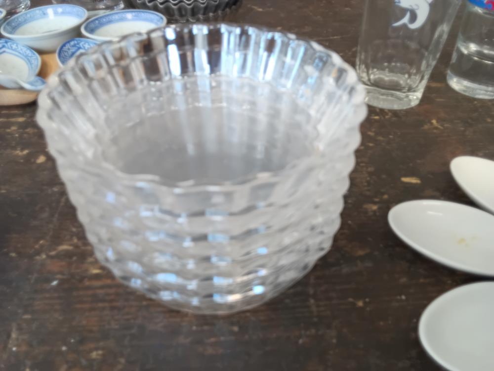 SIX PLATS À TARTELETTES EN VERRE