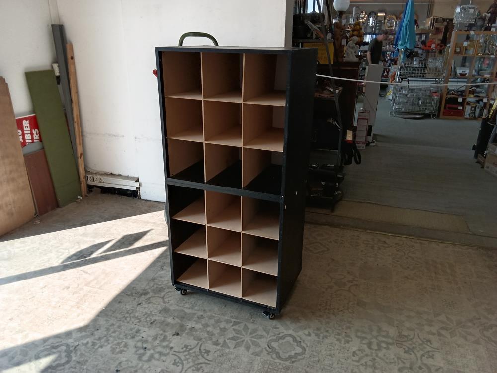 MEUBLE A CASIER