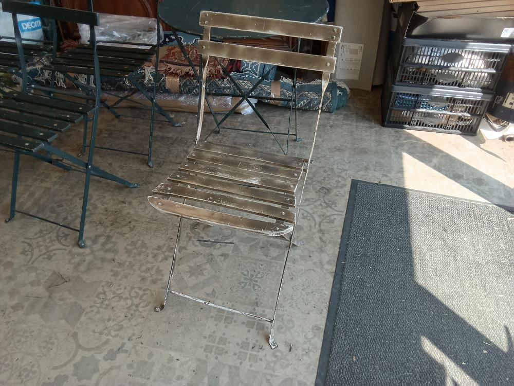 CHAISE PLIANTE DORÉE