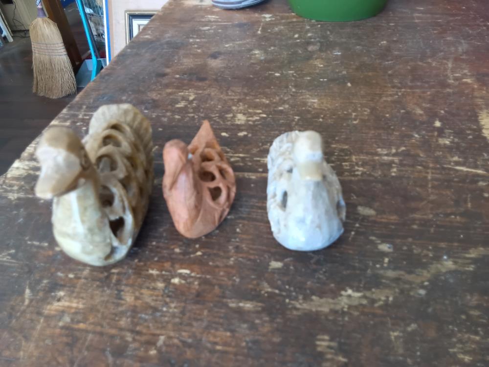TROIS CANARDS SCULPTÉS