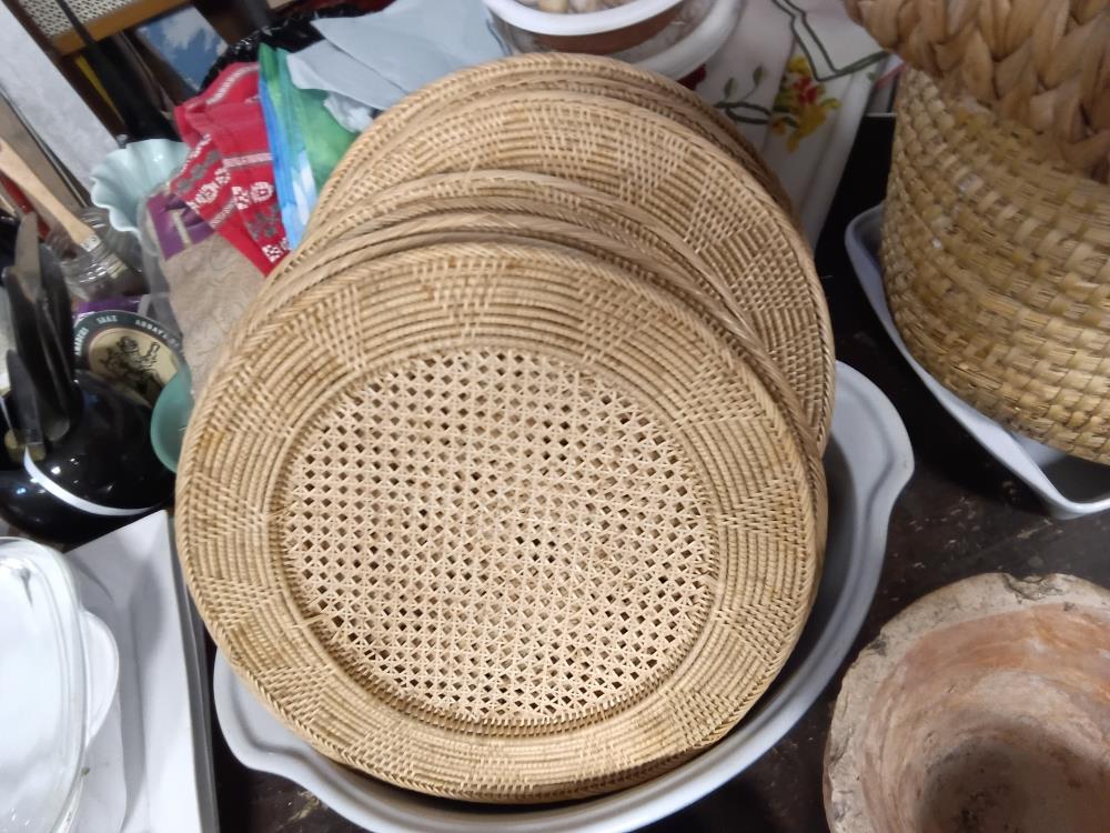 DIX ASSIETTES DE PRÉSENTATIONS EN OSIER