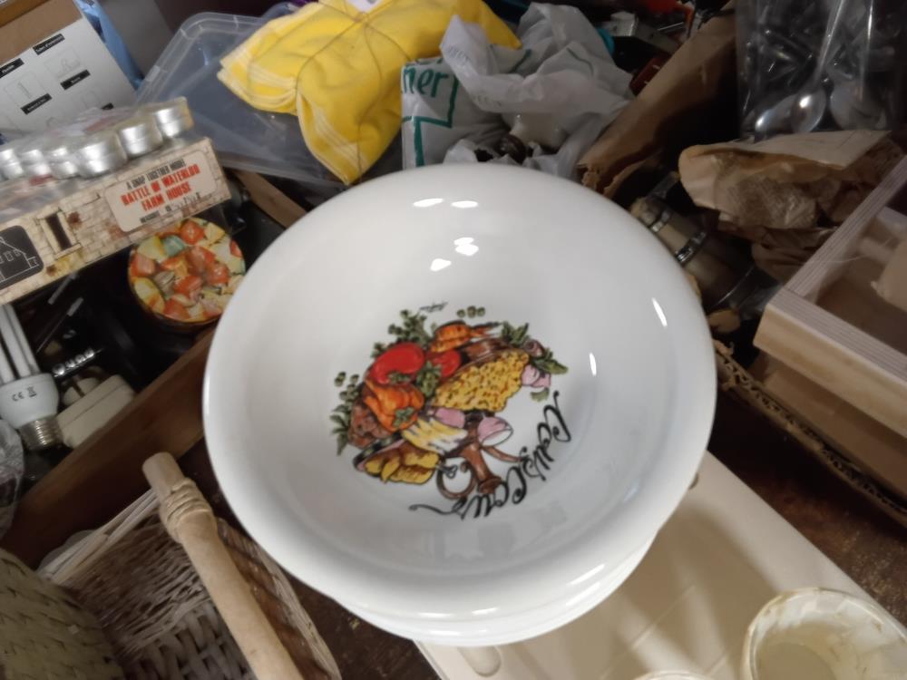 HUIT ASSIETTES À COUSCOUS
