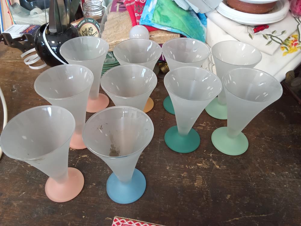 DIX COUPES À GLACE À COLORÉES.