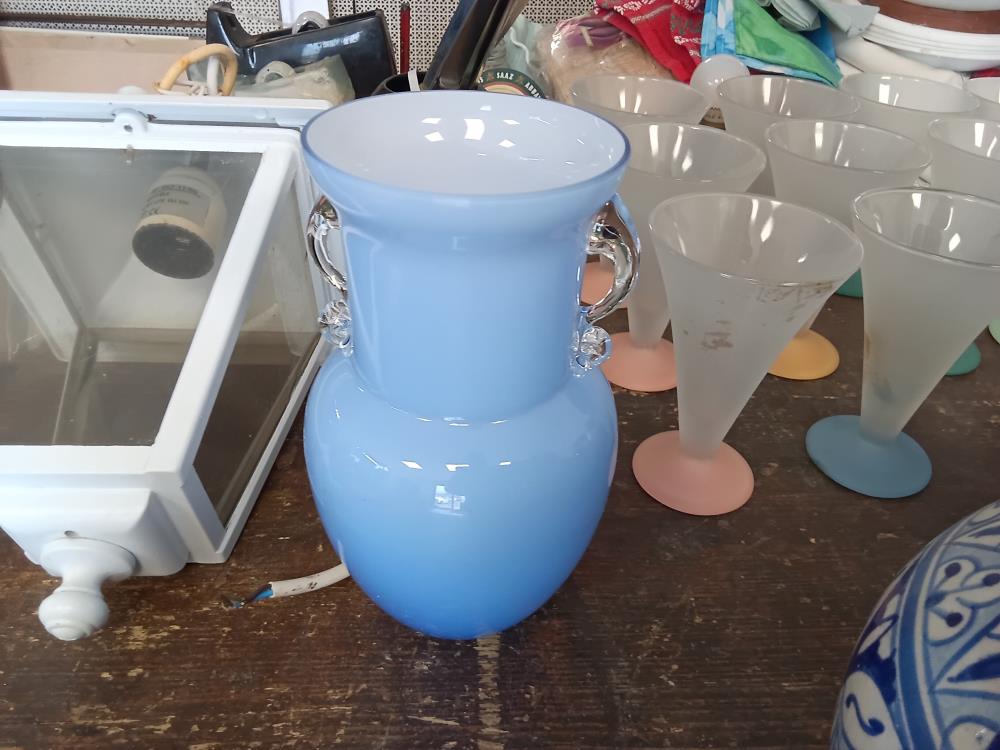 VASE OPALINE BLEUES