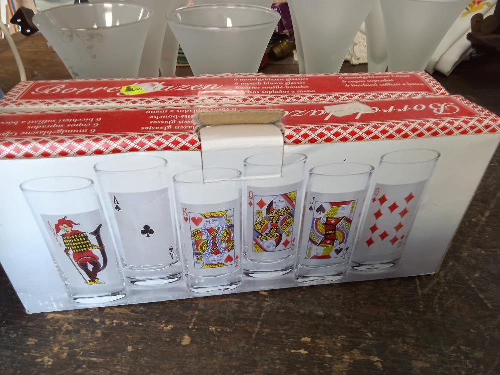 CARTON DE SIX VÈRRES CARTES À JOUER