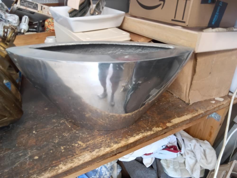 GRAND VASE EN ALUMINIUM