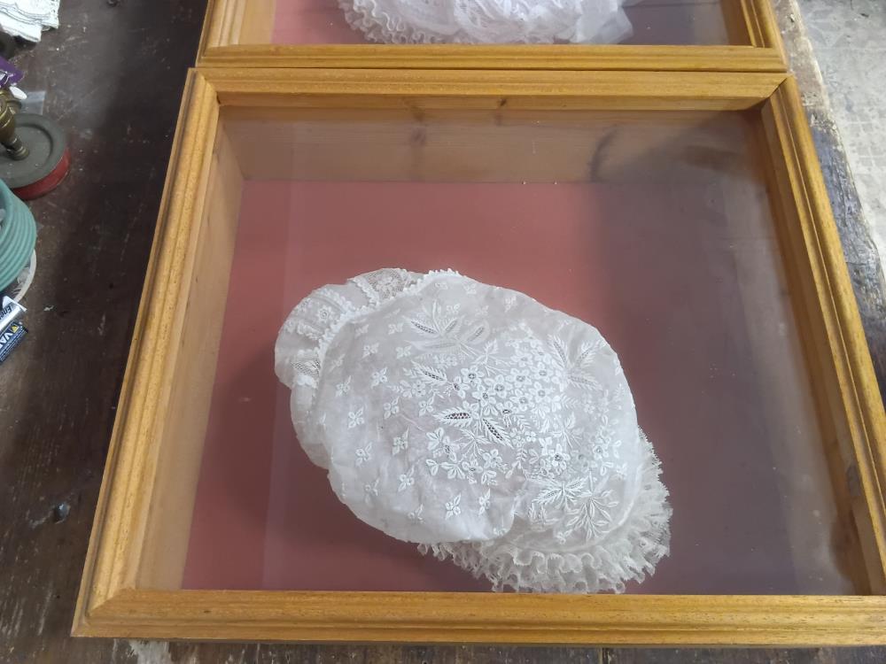 COIFFE FIN XX’ SOUS VITRINE