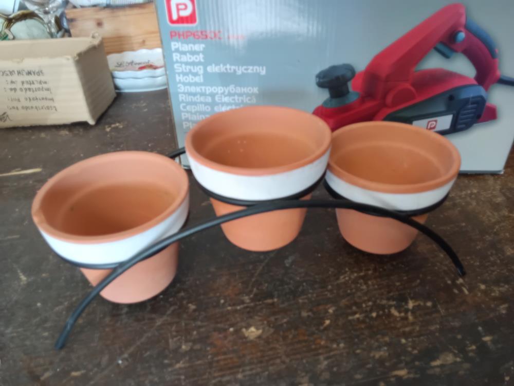TROIS PETITS POTS EN TERRE