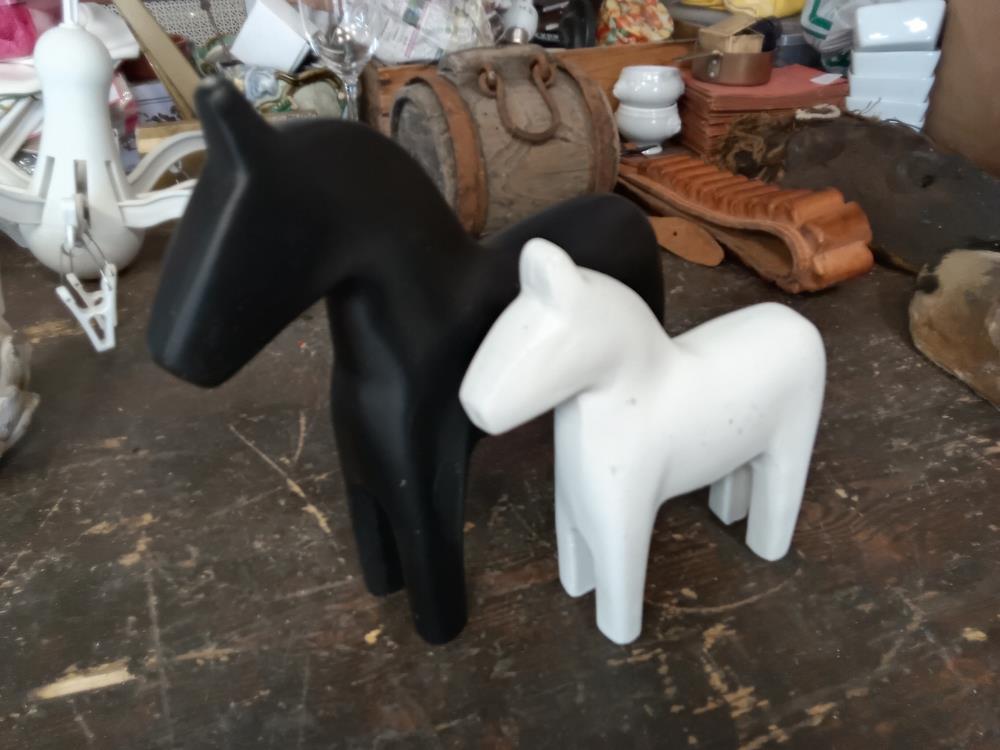 DEUX CHEVAUX NOIRS ET BLANCS