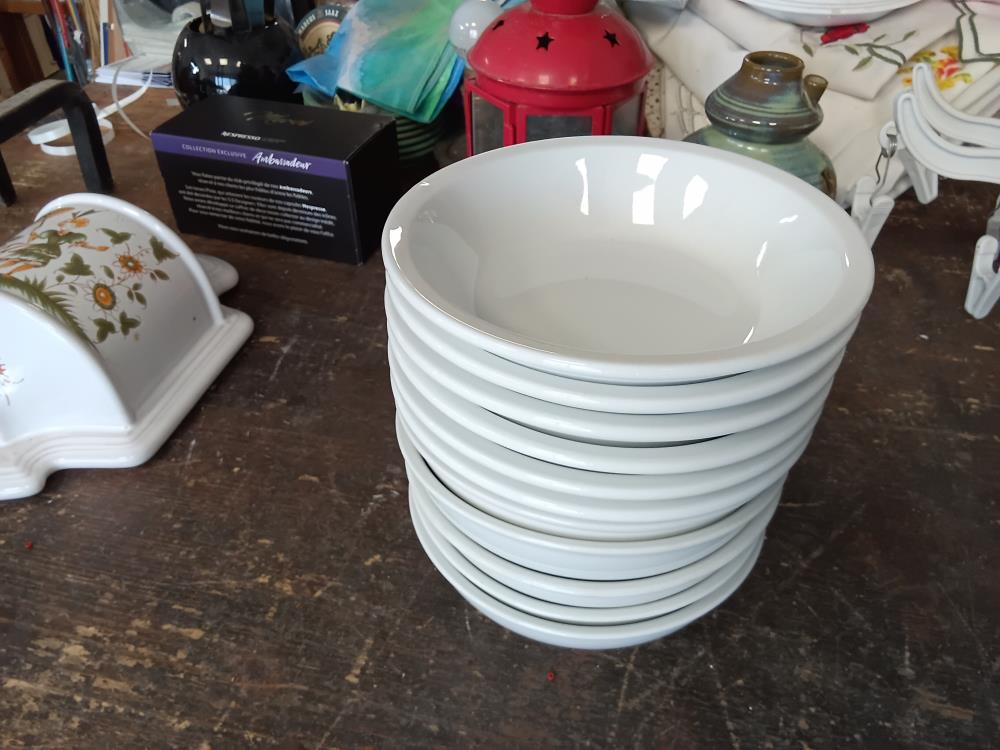 11 PETITES ASSIETTES BLANCHES