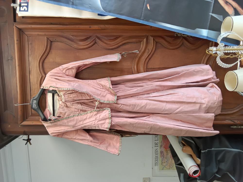 ROBE XVIII’ EN L’ETAT