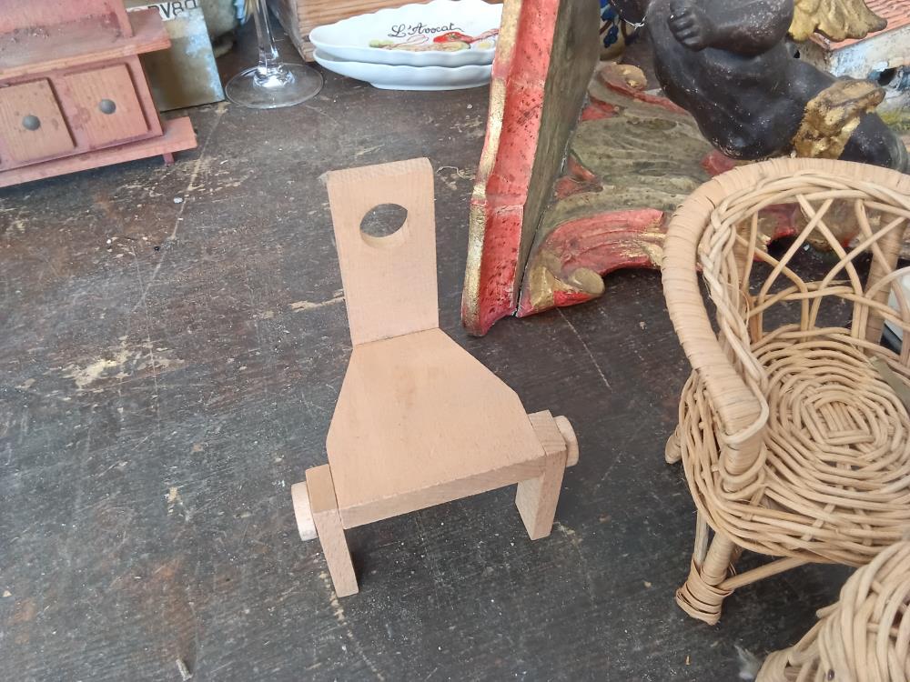 CHAISE POUPÉE BRUTALISTE