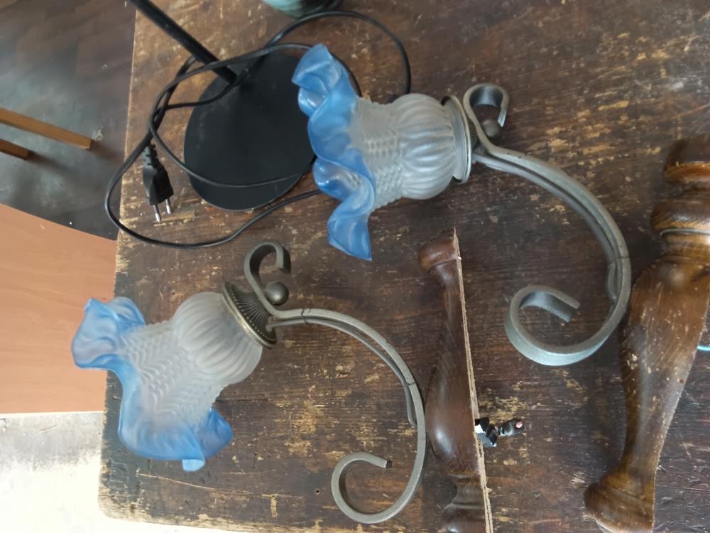 DEUX APPLIQUES VERRES BLEU ET BOIS