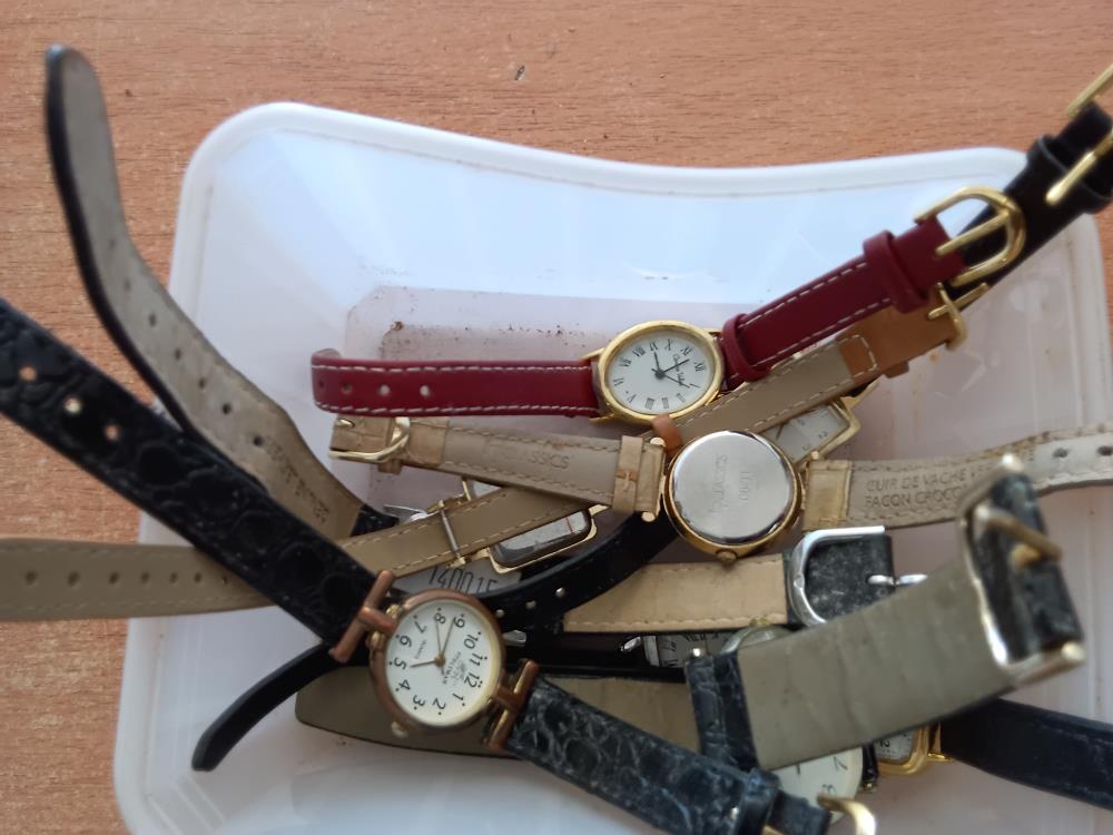 LOT DE 9 MONTRES