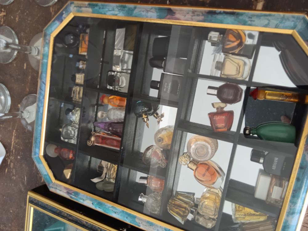 VITRINE DE COLLECTION PARFUMS
