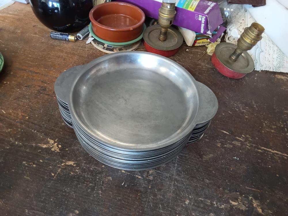 14 ASSIETTES INOX