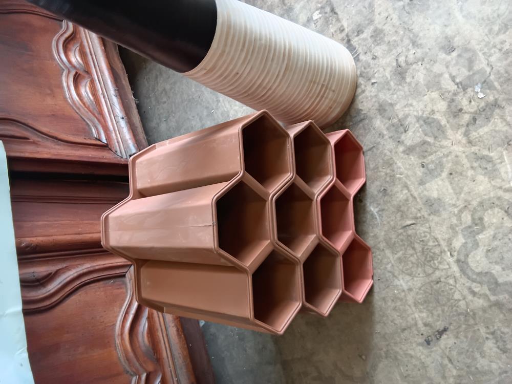 BRIQUE À NEUF BOUTEILLES PVC