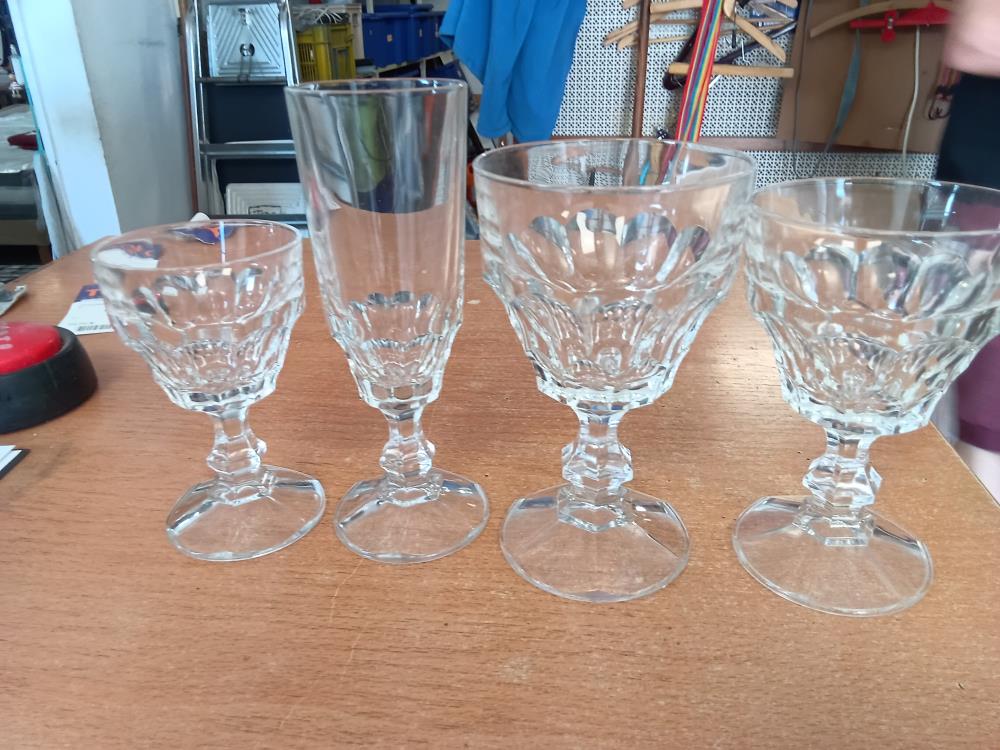 48 VERRES A PIEDS