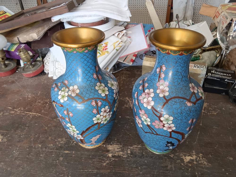PAIRE DE VASES CLOISONNES