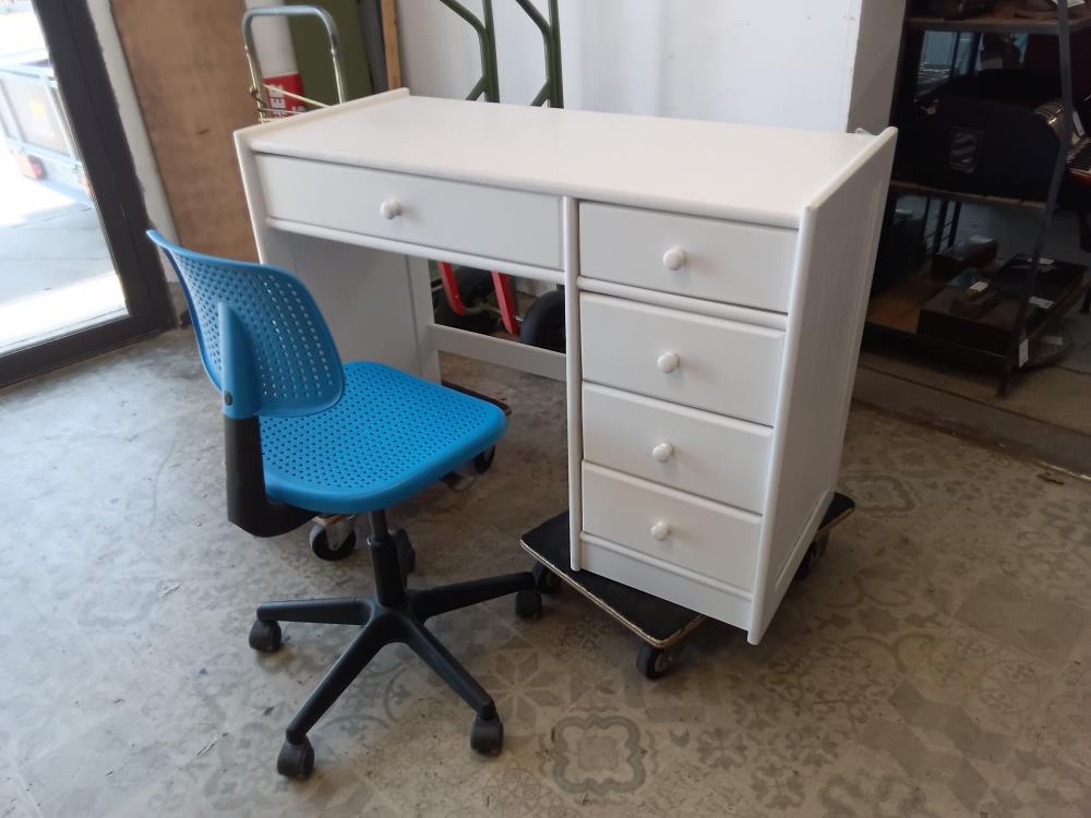 BUREAU BLANC 5T ET CHAISE BLEUE