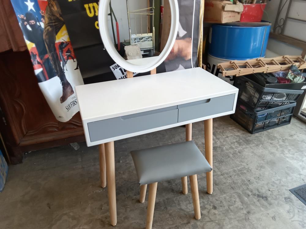COIFFEUSE ET TABOURET