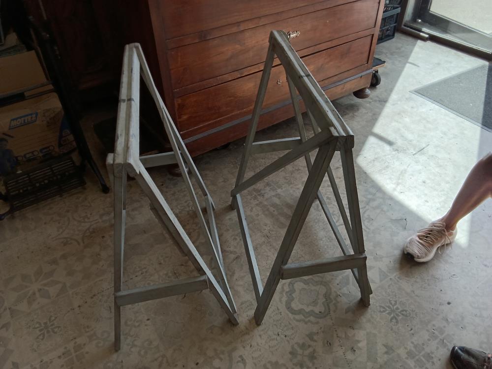 PAIRE DE TRETEAUX GRIS