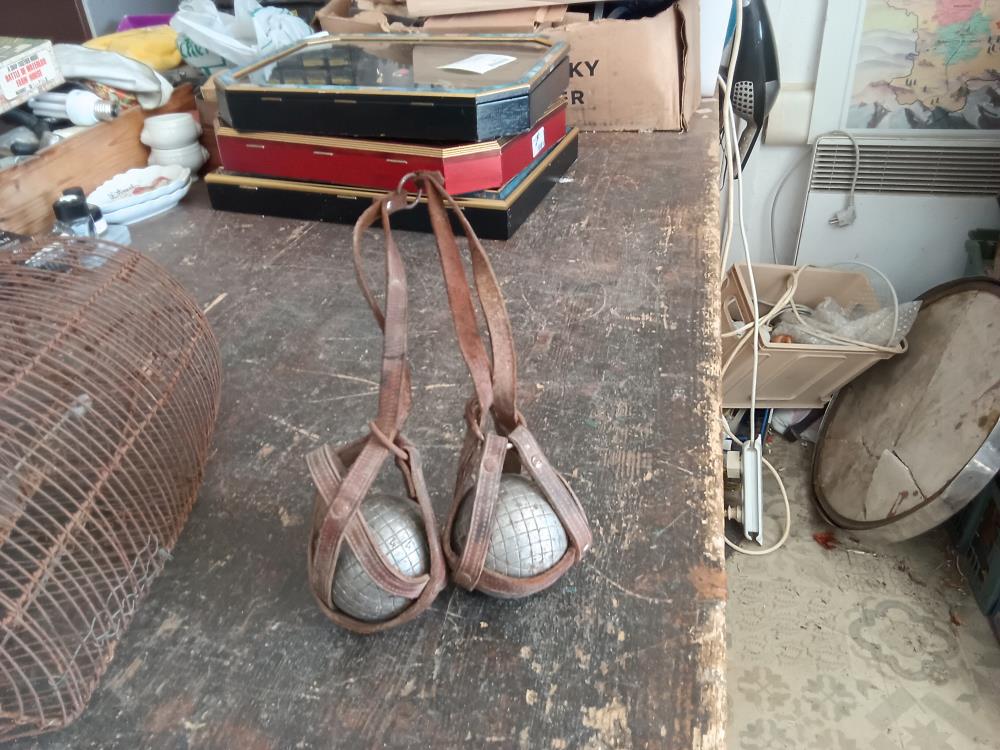 PAIRE DE BOULES