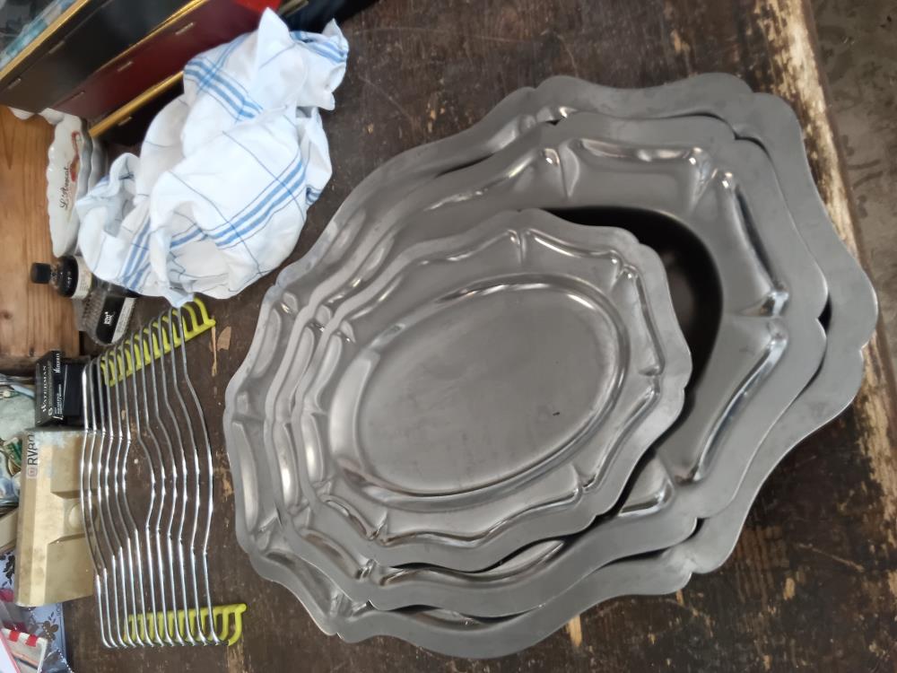 LOT DE 3 PLATS INOX