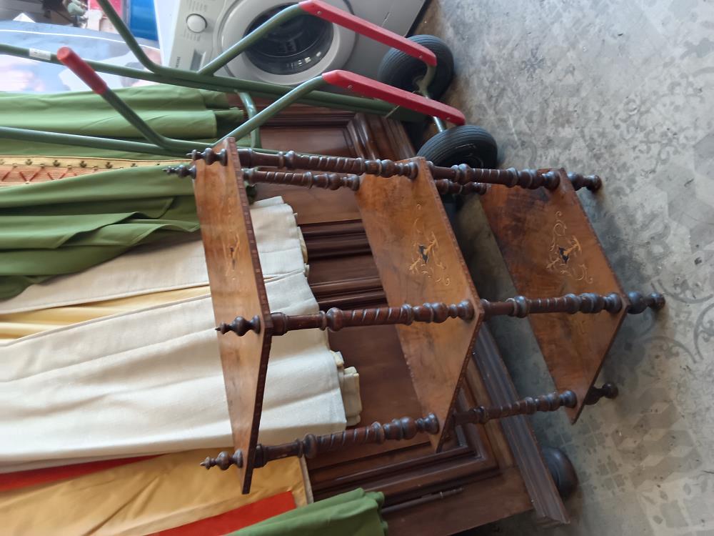ETAGERE MARQUETEE EN L’ETAT