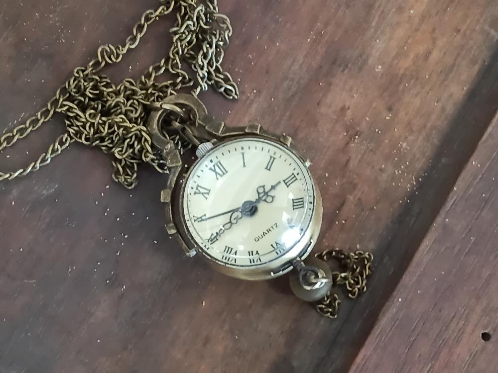 MONTRE PENDENTIF QUARTZ