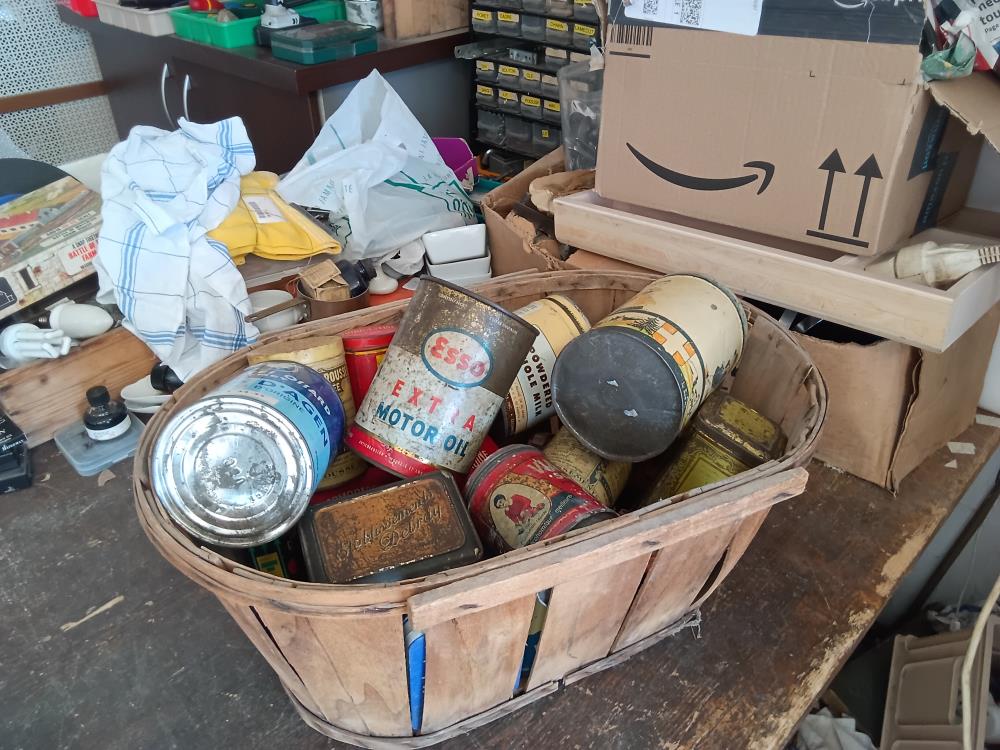 CAISSE DE VIEILLES BOÎTES EN FER