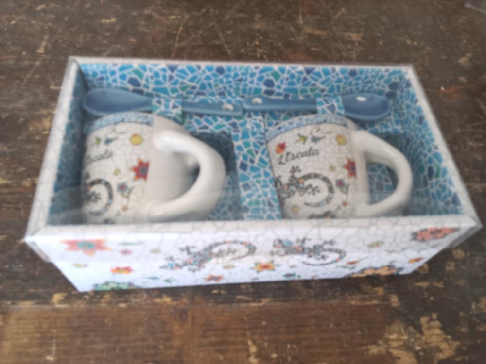 UNE PAIRE DE TASSES
