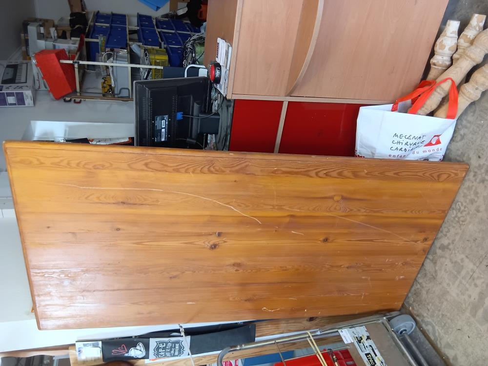 TABLE EN PIN