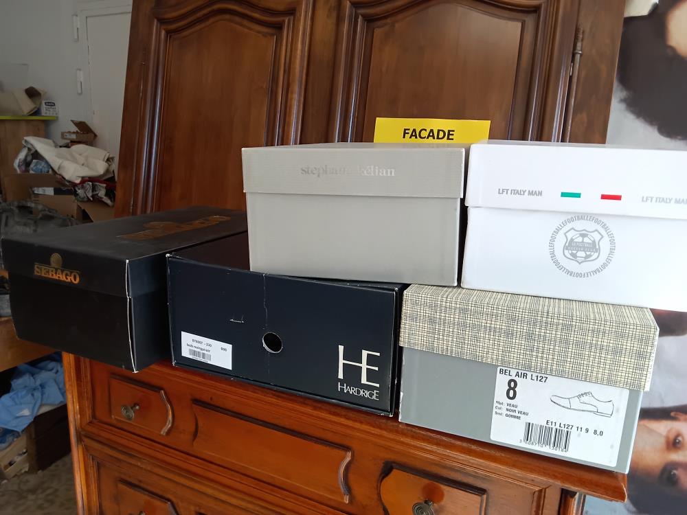PAIRE DE CBAUSSURES