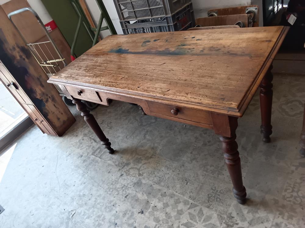 TABLE BUREAU