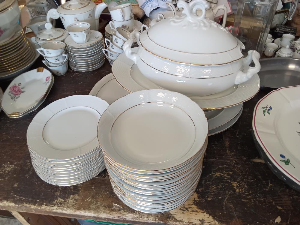 SERVICE DE VAISSELLE BLANC 