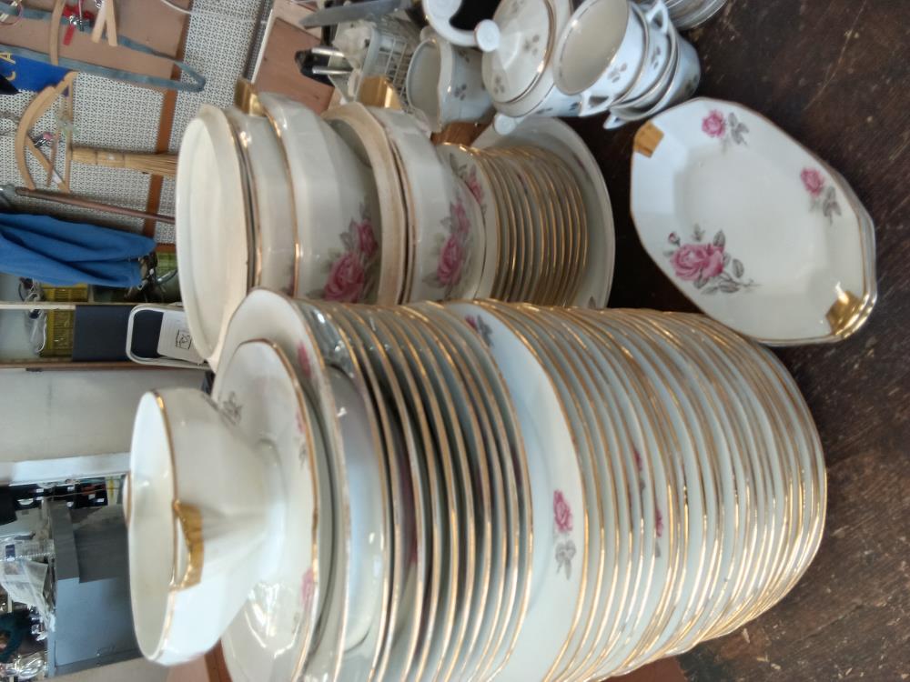 SERVICE DE VAISSELLE LES ROSES