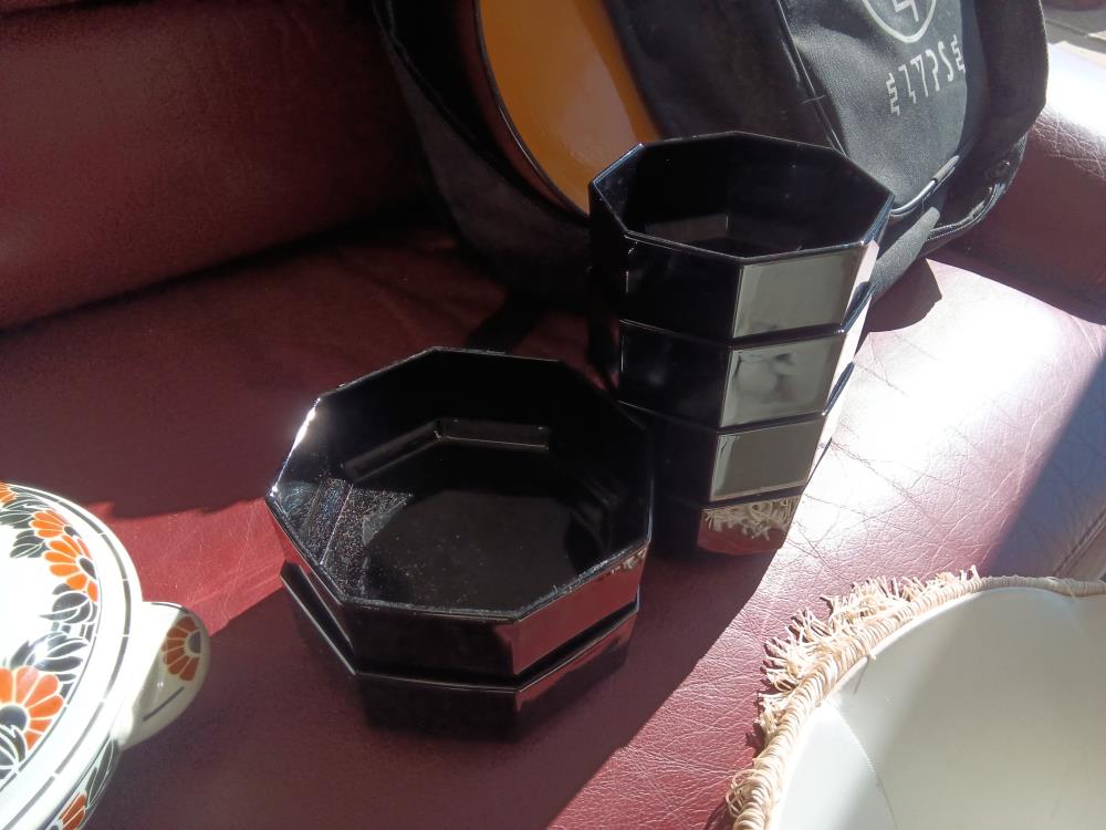LOT DE6 PETITS PLATS NOIRS AN 80