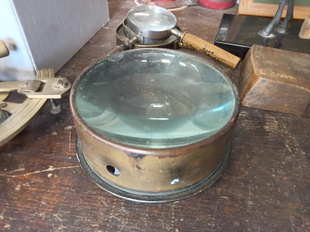 LOUPE DE TABLE