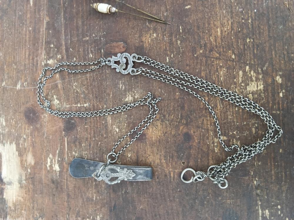 CHATELAINE EN ARGENT 45G