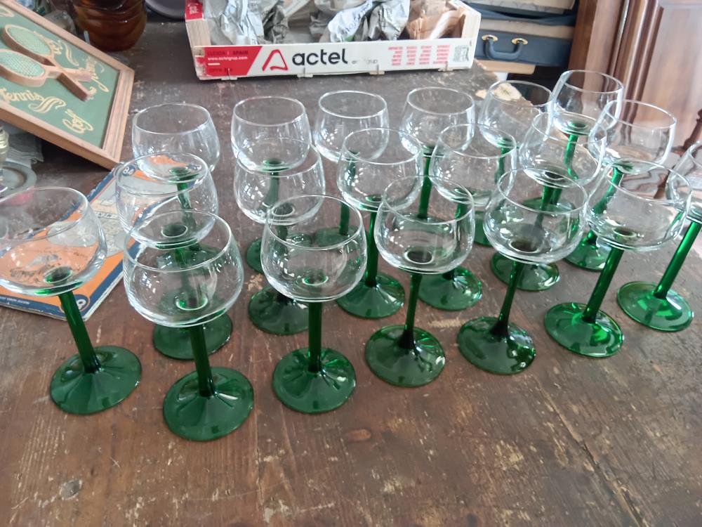 19 VERRES A PIED VERT