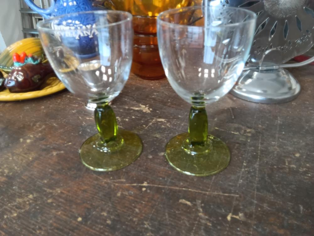 2 VERRES A PIED VIN BLANC