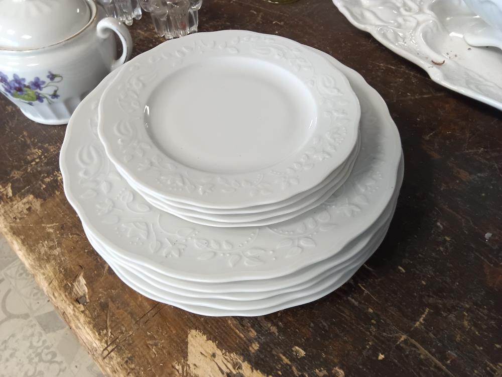 HUIT ASSIETTES, BLANCHES, LIMOGES