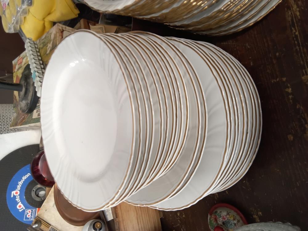 LOT D’ASSIETTES BLANCHE LISERE DORE
