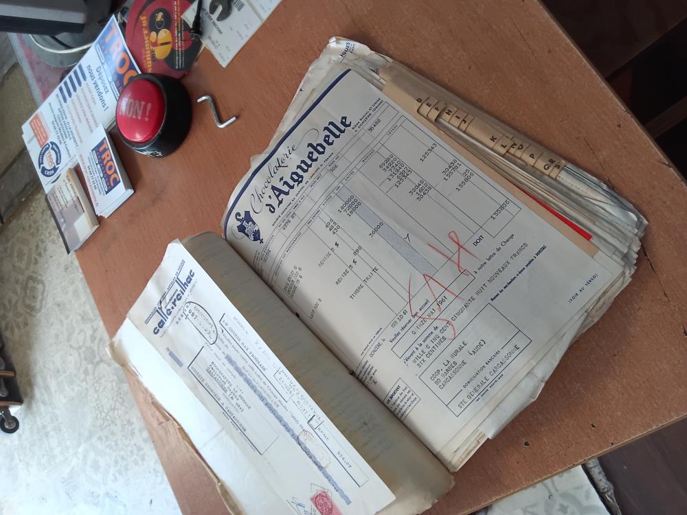 LOT DE VIEUX PAPIERS